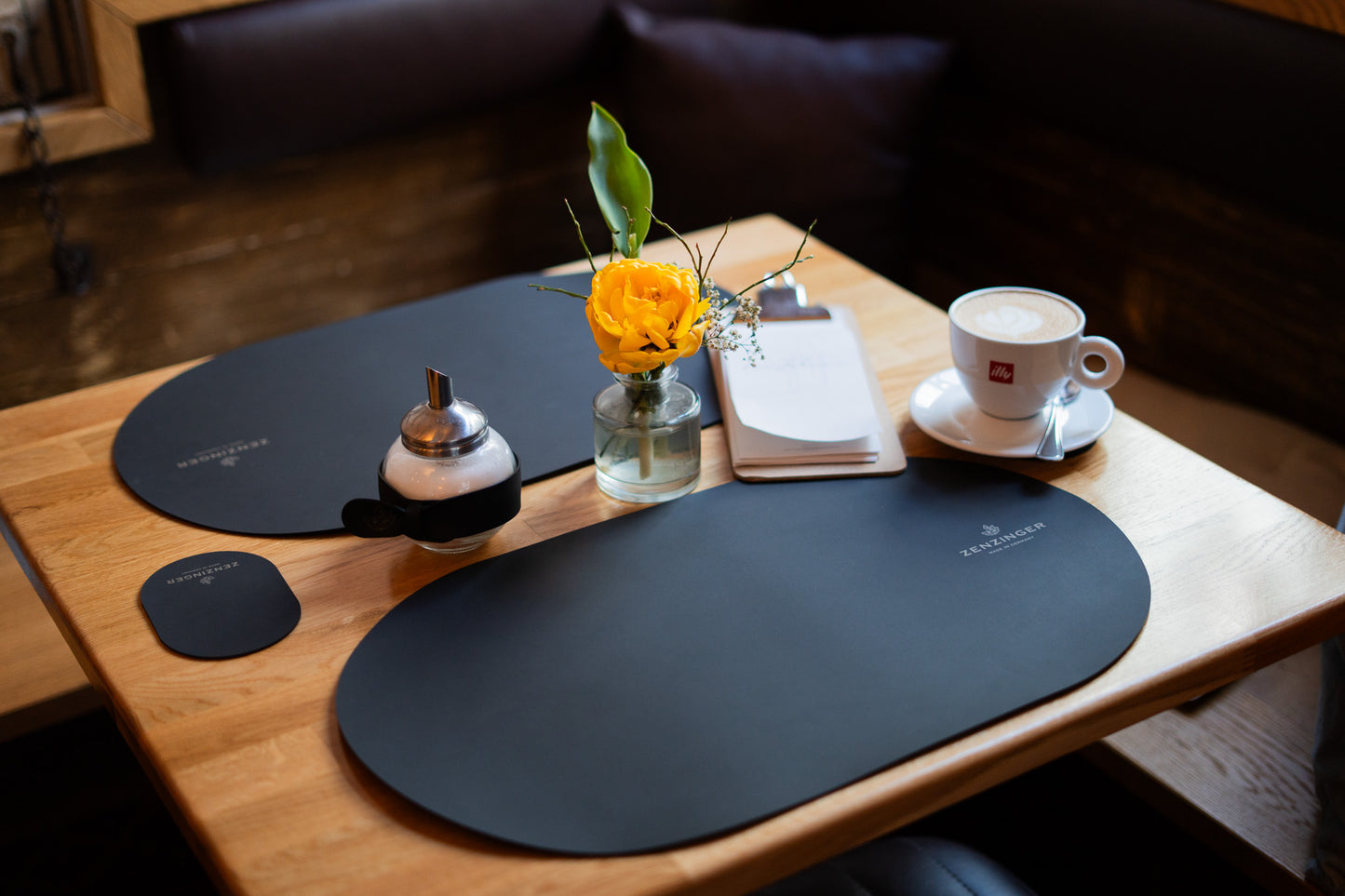 Gedeckter Cafe Tisch 2 Personen 