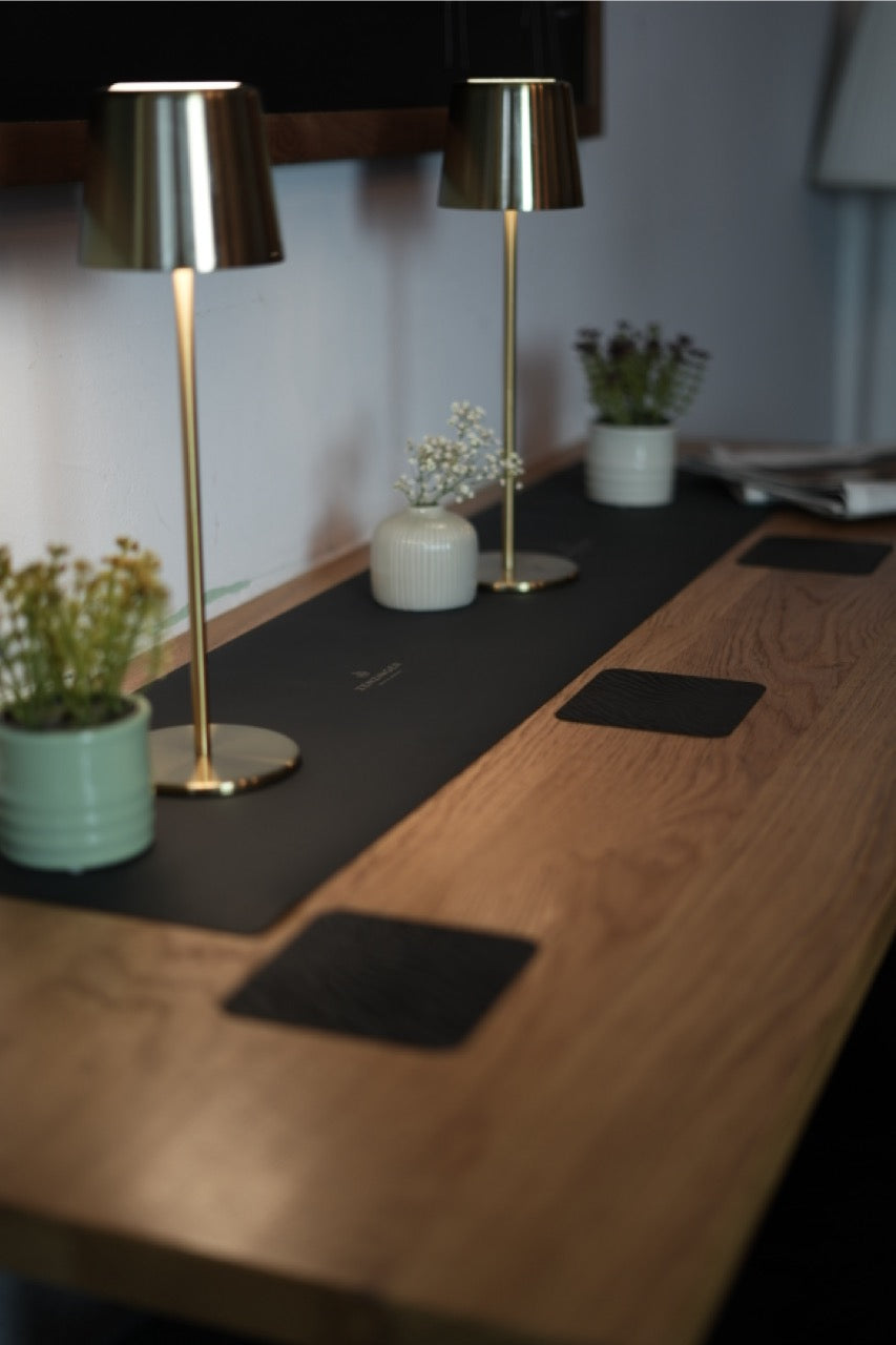 Gedeckter Tisch mit eckigem Tischläufer Personalisiert und Tischlampen Gold