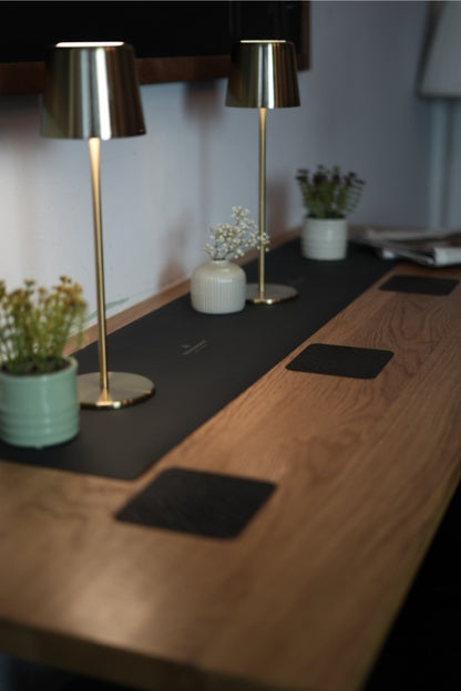 Gedeckter Tisch mit eckigem Tischläufer Personalisiert und Tischlampen Gold